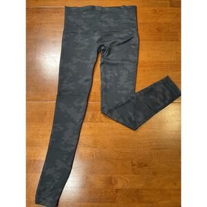 Spanx Look At Me Now Seamless Camo Cropped Leggings Women's Small High Waist